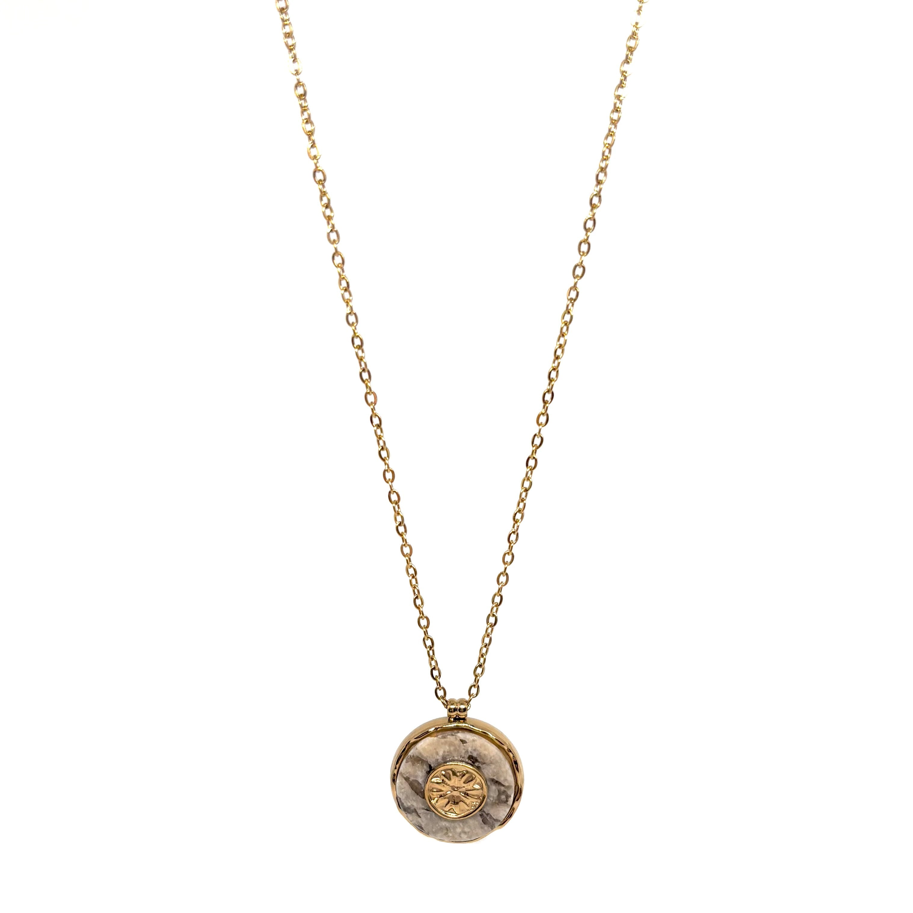 Collier doré pour femme avec médaillon rond en pierre naturelle serti d’un motif rosace doré. Bijou bohème chic en acier inoxydable, résistant à l’eau et hypoallergénique, au design spirituel et raffiné